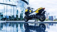 Yamaha kini mengusung TMAX 2022 dengan desain lebih gahar. Hal ini terlihat dari rangka body yang mengusung bahan aluminium, sehingga semakin kokoh dan siap dipacu dalam kecepatan penuh di jalan raya. Foto: Yamaha-motor.eu