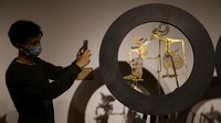Pengunjung melihat pameran wayang di Bentara Budaya, Jakarta, Sabtu (20/11/2021).