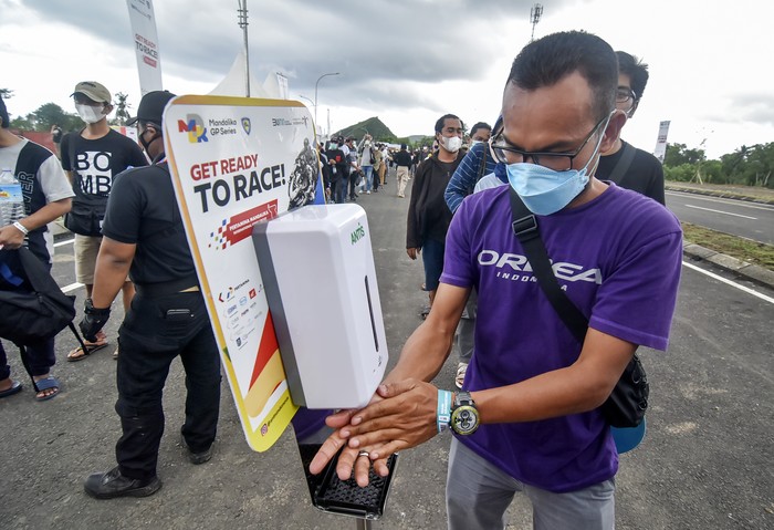 Penonton berdatangan ke Sirkuit Mandalika untuk menyaksikan balapan final WSBK 2021 seri terakhir. Guna cegah Corona, prokes pun diterapkan secara ketat.