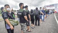 Sejumlah penonton antre memasuki tribun untuk menonton balapan WSBK 2021 di gerbang barat Pertamina Mandalika International Street Circuit di KEK Mandalika, Desa Kuta, Kecamatan Pujut, Praya, Lombok Tengah, NTB, Minggu (21/11/2021).