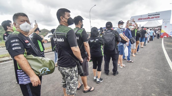 Penonton berdatangan ke Sirkuit Mandalika untuk menyaksikan balapan final WSBK 2021 seri terakhir. Guna cegah Corona, prokes pun diterapkan secara ketat.