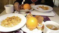 Liburan ke luar negeri, begini momen sarapan Assyifa dengan menu sereal. Menunta juga dilengkapi dengan teh dan aneka pastry. Foto: Instagram @syifaasyifaa