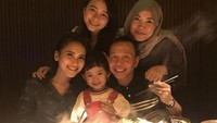Makan bersama di restoran BBQ, begini keseruan Assyifa dan keluarga saat memanggang daging-daging. Foto: Instagram @syifaasyifaa
