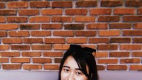 Assyifa Nurraini juga seting membuat netizen salah fokus dengan wajah cantiknya. Apalagi pada foto Assyifa di sebuah kafe kekinian ini. Foto: Instagram @syifaasyifaa