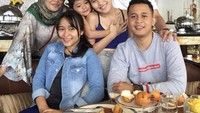Bahkan Assyifa juga tak sungkan untuk mengajak kekasihnya makan bersama keluarganya. Seperti pada foto ini, ia dan kekasihnya berpose dengan Ayu Ting Ting , Ayah Rojak, Umi Kalsum dan Bilqis. Foto: Instagram @syifaasyifaa