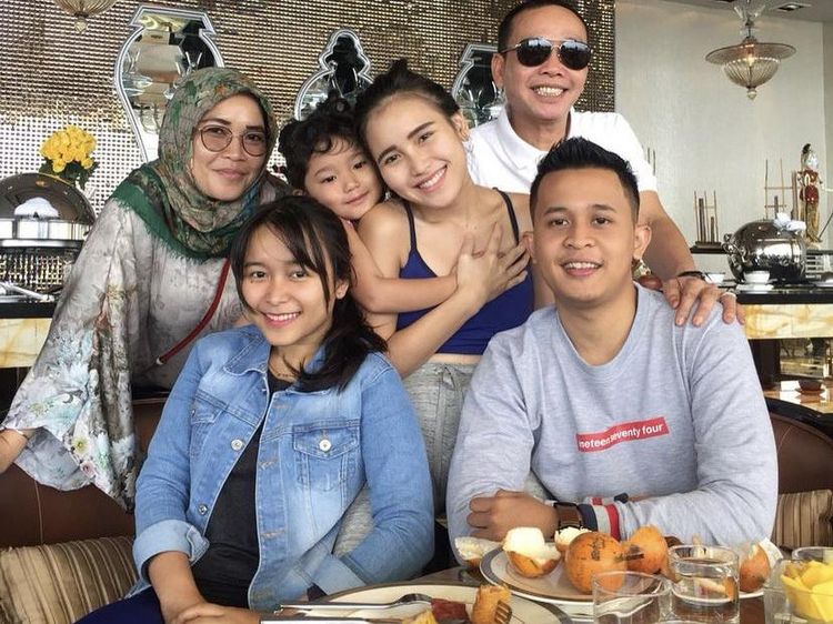 Serunya Momen Nongkrong Assyifa Nuraini dan Ayu Ting Ting