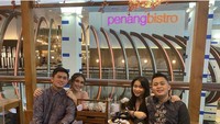 Assyifa memang sosok yang dekat dengan keluarganya. Ia banyak menghabiskan waktu bersama keluarga termasuk ketika makan di restoran. Foto: Instagram @syifaasyifaa