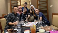 Momen kebersamaan Assyifa dengan keluarga dapat terlihat di foto yang satu ini. Bahkan saat makan bersama di restoran mereka juga mengajak tim dari Ayu Ting Ting. Foto: Instagram @syifaasyifaa