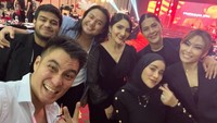 Teman-teman artis, seperti Baim Wong, Keanu, Fadil Jadidi, Paula Vaerhoeven, Ayu Dewi, Olla Ramlan, dan Raffi Ahmad juga terlihat datang ke acara makan malam itu. Foto: dok. Instagram Story Ashanty.