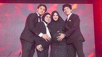 Ada Rizky Billar-Lesti Kejora yang juga datang, kompak menggunakan setelan jas hitam dipadu kemeja putih. Foto: dok. Instagram Rizky Billar