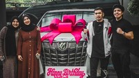 Atta Halilintar ulang tahun dan mendapat banyak hadiah dari keluarga dan kerabat terdekat. Putra Siregar memberikan hadiah berupa mobil senilai kurang lebih Rp 1 miliar. Foto: dok. Instagram Atta Halilintar