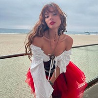 Inilah unggahan terakhir Christy Giles di Instagram. Foto yang diunggah pada 3 November itu memiliki keterangan foto: some call it pirate, others a witch. i just wanted to wear my corset and be dramatic.” Tampak ia berpose dengan percaya dire. Foto: dok. Instagram/@christygilesx