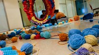Seniman tengah menyelesaikan karyanya untuk Jakarta Biennale.