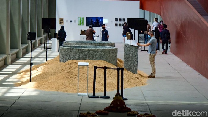 Pameran seni tertua dan terbesar di Indonesia Jakarta Biennale 2021 kembali menyapa para pencinta seni. Jakarta Biennale sempat tertunda selama 4 tahun lamanya.