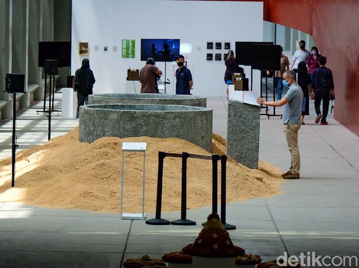 Pameran seni tertua dan terbesar di Indonesia Jakarta Biennale 2021 kembali menyapa para pencinta seni. Jakarta Biennale sempat tertunda selama 4 tahun lamanya.
