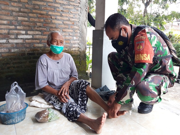 Cuma di Sini, Vaksin COVID-19 Bonus Pijat Banyak cara untuk mendorong minat vaksinasi COVID-19. Seperti dilakukan di Boyolali, petugas memberikan layanan pijat gratis sebagai bonusnya.