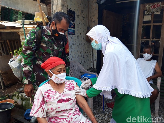 Cuma di Sini, Vaksin COVID-19 Bonus Pijat Banyak cara untuk mendorong minat vaksinasi COVID-19. Seperti dilakukan di Boyolali, petugas memberikan layanan pijat gratis sebagai bonusnya.