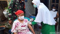 Bagi yang beralasan badan keju, Serka Joko menawarkan jasa pijat gratis. Saya pijat tidak membayar mbah, tapi setelah pijat nanti divaksin ya. Kakinya (yang sakit) sembuh, tambah sehat, katanya.