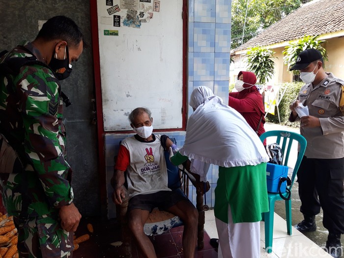 Cuma di Sini, Vaksin COVID-19 Bonus Pijat Banyak cara untuk mendorong minat vaksinasi COVID-19. Seperti dilakukan di Boyolali, petugas memberikan layanan pijat gratis sebagai bonusnya.