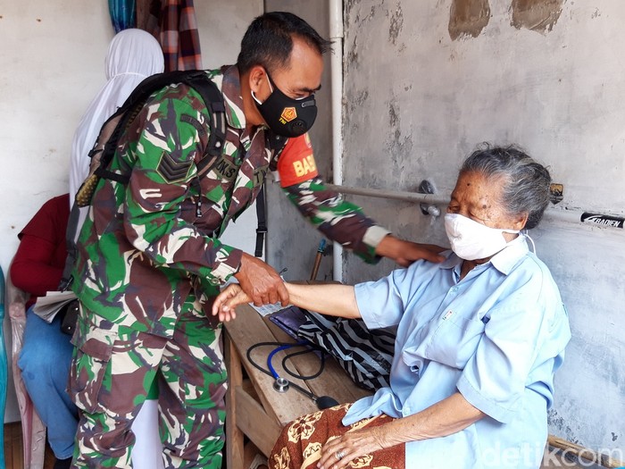 Banyak cara untuk mendorong minat vaksinasi COVID-19. Seperti dilakukan di Boyolali, petugas memberikan layanan pijat gratis sebagai bonusnya.