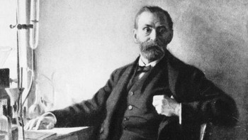 Alfred Nobel yang dikenal sebagai penemu dinamit pun merasakan hal yang sama dengan Oppenheimer. Ia menyesali temuannya karena digunakan pihak militer sehingga menyebabkan jatuhnya korban ratusan ribu orang. Mengutip BBC Indonesia, sebelum meninggal dunia di San Remo, Italia, pada 10 Desember 1896, Nobel dikatakan dihantui oleh kematian dan kerusakan yang diakibatkan oleh temuannya. Photo by Hulton Archive/Getty Images.