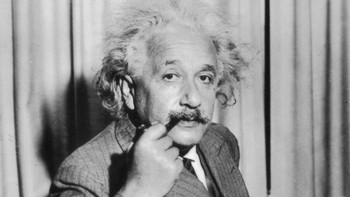 Salah satu penemu paling populer di dunia, Albert Einstein pun tak lepas dari rasa penyesalan. Diketahui, pada masa Perang Dunia II, Einstein jadi salah satu tokoh yang gencar mendorong dilakukannya penelitian terkait penggunaan nuklir sebagai senjata perang. Hal itu dilakukannya karena Einstein meyakini bahwa Jerman tengah mengembangkan bom atom. Namun, kekhawatirannya itu tak terbukti. Bom atom justru digunakan AS untuk melakukan pengeboman di dua wilayah Jepang yakni Hiroshima dan Nagasaki yang menyebabkan ratusan ribu nyawa meninggal dunia. Photo by Keystone/Getty Images.