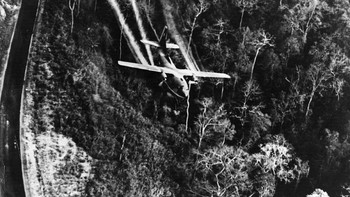 Penampakan Pesawat Fairchild C-123 milik Angkatan Udara AS menjatuhkan jutaan galon herbisida saat Perang Vietnam. Melansir BBC Indonesia, herbisida yang digunakan militer AS itu memiliki keterkaitan dengan temuan Arthur Galston. Ilmuwan AS itu tak menyangka temuannya digunakan sebagai senjata perang yang dikenal dengan Agen Oranye. Tak hanya merusak tanaman, Agen Oranye juga berbahaya bagi kesehatan manusia. Salah satu komponennya bahkan bisa bertahan hingga beberapa dekade dan dapat memicu kanker, cacat bagi bayi dalam kandungan, masalah infetilitas, hingga serangan terhadap sistem syaraf dan sistem kekebalan. Galston dan sejumlah ilmuwan lain pun mendorong pemerintah AS untuk melakukan kajian terkait dampak berbahaya Agen Oranye hingga kemudian presiden AS kala itu, Richard Nixon, memerintahkan penghentian penyemprotan Agen Oranye. Photo by Keystone/Getty Images.