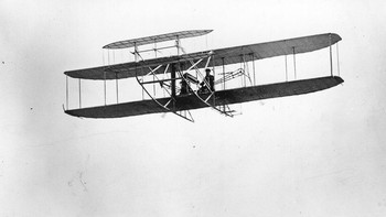 Namun, Oliver Wright justru menyesali temuannya itu saat ia tahu bahwa pesawat terbang dipakai militer dalam Perang Dunia II. Pada tahun 1943, dalam sebuah koran St. Louis Post, Oliver mengungkapkan penyesalannya. Ia mengatakan, teknologi yang dirancangnya bersama saudaranya itu seharusnya digunakan untuk kedamaian dan membantu untuk memudahkan kehidupan manusia. Photo by Central Press/Getty Images.