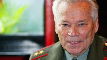 Perancang senapan semiotomatis AK-47, Mikhail Kalashnikov juga turut menyesali temuannya. Penemu asal Rusia itu awalnya ingin membuat sebuah senapan yang sederhana, tahan banting, dan dapat diandalkan. Namun, senapan yang dirancangnya itu justru digunakan sebagai senjata andalan bagi tentara Soviet, Rusia, dan berbagai negara lainnya. Melansir BBC Indonesia, Senapan AK-47 juga menjadi simbol revolusi di seluruh dunia dan digunakan dalam berbagai pertempuran di Vietnam hingga Afghanistan. Photo by Getty Images.