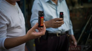 Tak hanya menciptakan semprotan lada, Loghman juga menyusun panduan terkait penggunaan penyemprot lada itu, salah satunya hanya digunakan jika aparat mendapat ancaman secara fisik. Namun ia tak menyangka jika temuannya tersebut kerap digunakan aparat untuk mengurai massa aksi maupun melawan demonstran. Loghman pun sempat mengungkapkan kekecewaannya saat mengetahui, temuannya itu digunakan polisi untuk menyerang demonstran damai di Universitas California pada tahun 2011 lalu. Photo by Ilia Yefimovich/Getty Images.