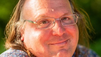 Ethan Zuckerman yang dikenal sebagai penemu iklan pop-up juga menyesali temuannya tersebut. Ia menyesal karena iklan pop-up kerap muncul dan menutupi konten di media online sehingga membuat para pembaca tak nyaman. Zuckerman pun meminta maaf karena temuannya itu justru jadi salah satu hal yang paling dibenci orang saat mengakses internet. Joi Ito via Wikipedia.