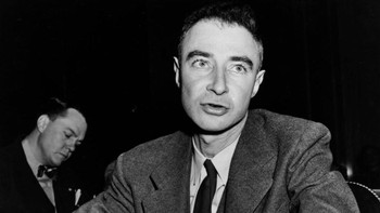 J. Robert Oppenheimer jadi salah satunya. Ilmuwan yang dijuluki bapak bom atom ini merupakan seorang ahli fisika teori berkebangsaan Amerika Serikat. Ia diketahui melakukan penelitian dan pengembangan terkait bom atom. Temuannya itu pun kemudian digunakan oleh Amerika untuk menjatuhkan dua bom atom di Hiroshima dan Nagasaki, Jepang. Jumlah korban meninggal yang mencapai ratusan ribu orang membuat Oppenheimer sangat menyesal atas temuannya tersebut. Melansir BBC Indonesia, dua bulan usai bom atom dijatuhkan di Jepang, Oppenheimer pun mundur dari jabatannya sebagai direktur Laboratorium Los Alamos. Photo by Keystone/Getty Images.