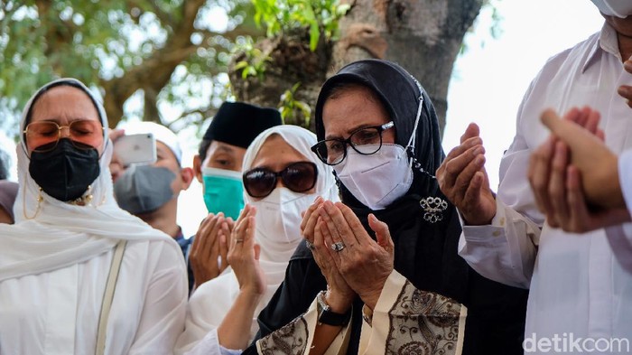 Duka Selimuti Prosesi Pemakaman Legenda Bulutangkis Verawaty Fajrin Legenda bulutangkis putri Indonesia, Verawaty Fajrin, tutup usia. Jenazah Verawaty dimakamkan di TPU Tanah Kusir, Jakarta Selatan.