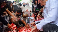 Keluarga menaburkan bunga di atas makam Verawaty Fajrin.