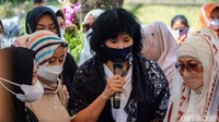 Mantan rekan duet ganda putri Verawaty Fajrin, Imelda Wigoena tampak mengenang sosok almarhuman di tengah prosesi pemakaman sang legenda bulutangkis di TPU Tanah Kusir, Jakarta Selatan.