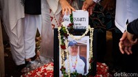 Selamat jalan, Verawaty Fajrin. 