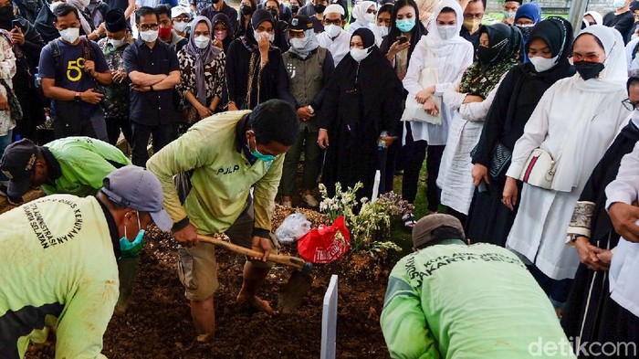 Legenda bulutangkis putri Indonesia, Verawaty Fajrin, tutup usia. Jenazah Verawaty dimakamkan di TPU Tanah Kusir, Jakarta Selatan.
