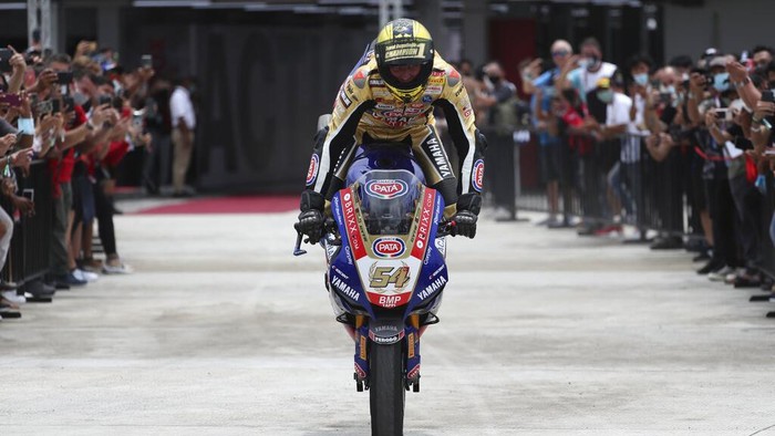 Ekspresi Toprak Razgatlioglu yang Jadi Juara WSBK 2021 di Mandalika Pebalap Toprak Razgatlioglu sukses menjadi juara dunia WSBK 2021. Toprak mengunci gelar juara usai finis kedua saat balapan di Sirkuit Mandalika.