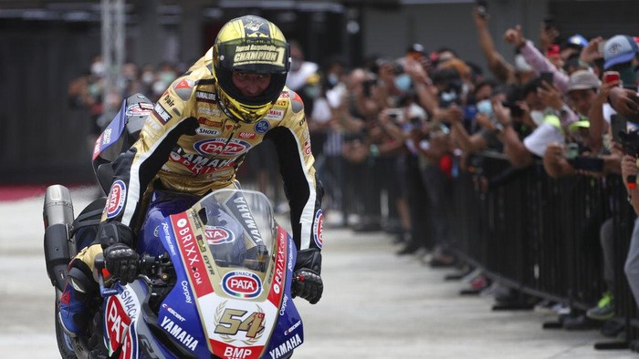 Pebalap Toprak Razgatlioglu sukses menjadi juara dunia WSBK 2021. Toprak mengunci gelar juara usai finis kedua saat balapan di Sirkuit Mandalika.
