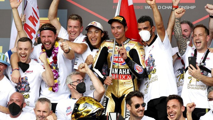 Pebalap Toprak Razgatlioglu sukses menjadi juara dunia WSBK 2021. Toprak mengunci gelar juara usai finis kedua saat balapan di Sirkuit Mandalika.