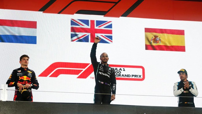 DOHA, QATAR - NOVEMBER 21: Race winner Lewis Hamilton of Great Britain and Mercedes GP, second placed Max Verstappen of Netherlands and Red Bull Racing and third placed Fernando Alonso of Spain and Alpine F1 Team celebrate on the podium during the F1 Grand Prix of Qatar at Losail International Circuit on November 21, 2021 in Doha, Qatar. (Photo by Hamad I Mohammed - Pool/Getty Images)