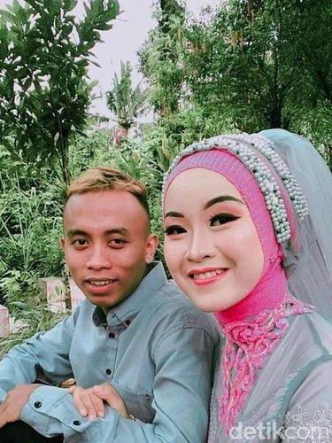 Foto pernikahan Dandi dan Riana.