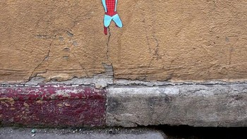Spider Man di antara retakan tembok. Foto: Imgur