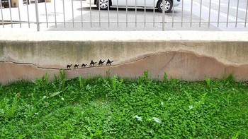 Lukisan orang naik unta seolah di padang gurun. Foto: Imgur