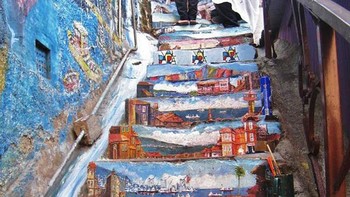 Tangga usang yang jadi indah karena lukisan. Foto: Imgur