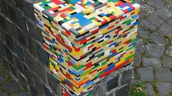 Pagar yang ada legonya. Foto: Imgur