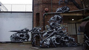 Serem tapi keren, lukisan burung dengan tengkorak. Foto: imgur