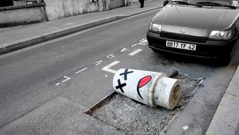 Pembatas jalanan yang rubuh, dibuat seolah seperti korban tabrakan. Foto: imgur