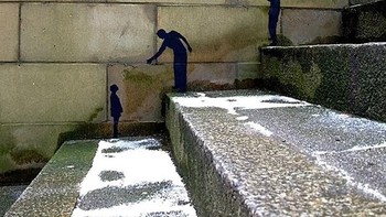 Tangga yang menjadi lebih hidup dengan ilustrasi beberapa manusia. Foto: Imgur