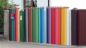 Pagar berbentuk pensil. Foto: Imgur